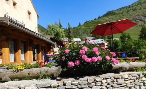 Aiguilles House | Cozy La Ptite Auberge with Breakfast & Family-Friendly Options