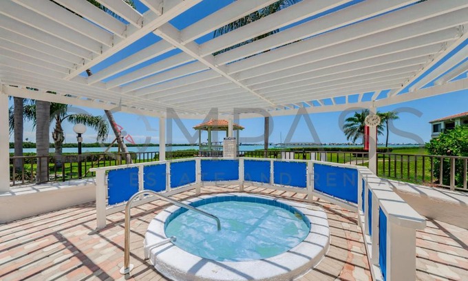Isla del Sol House | Bright and Sunny Golf Course Villa with Pool Access