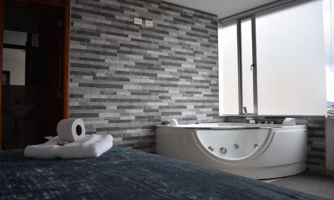Zipaquira Hotel | Discover La Puerta Rota: Pet-Friendly Retreat with Hot Tub