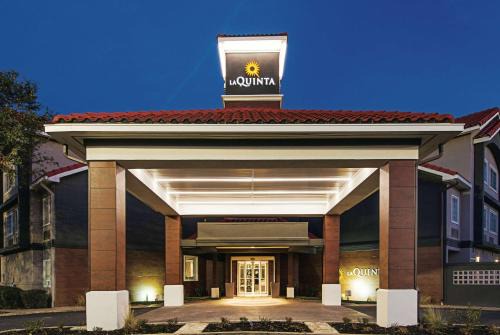 North Burnet Hotel | Pet-Friendly Getaway at La Quinta by Wyndham Austin