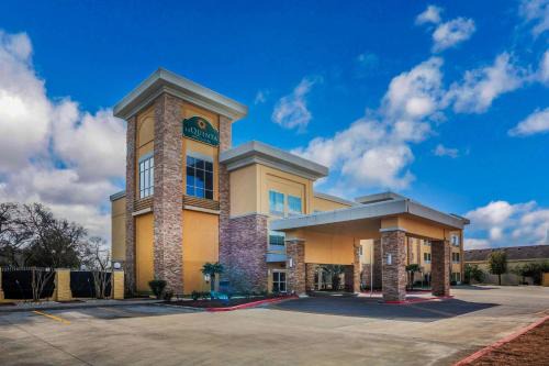 Beeville Hotel | Pet-Friendly Retreat at La Quinta by Wyndham Beeville