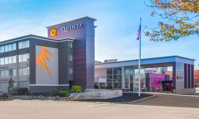 Clifton Hotel | Comfortable Stay at La Quinta by Wyndham Clifton/Rutherford