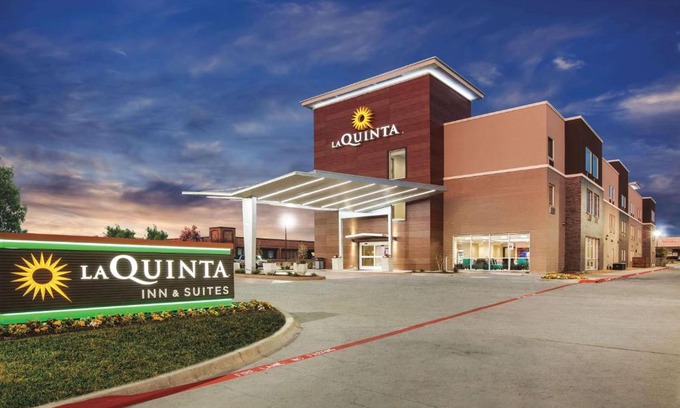 Garland Hotel | Pet-Friendly Retreat at La Quinta by Wyndham Dallas Northeast