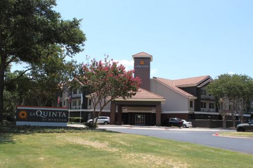 Dallas Hotel | Pet-Friendly Getaway at La Quinta by Wyndham Dallas
