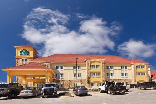 Floresville Hotel | Pet-Friendly Retreat at La Quinta by Wyndham Floresville