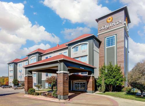 Richland Hills Hotel | Pet-Friendly Getaway at La Quinta by Wyndham Fort Worth NE