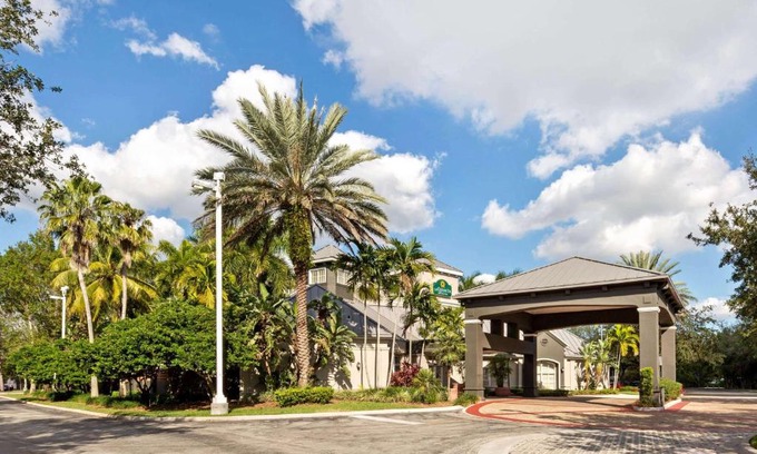 Plantation Hotel | Explore La Quinta by Wyndham: Poolside Comfort Awaits