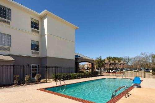 Bayou Cane Hotel | Pet-Friendly Retreat at La Quinta by Wyndham Houma