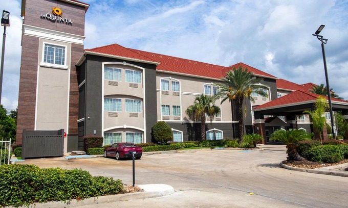 North Shore Hotel | Pet-Friendly Hotels in Houston, TX with Pool & Breakfast