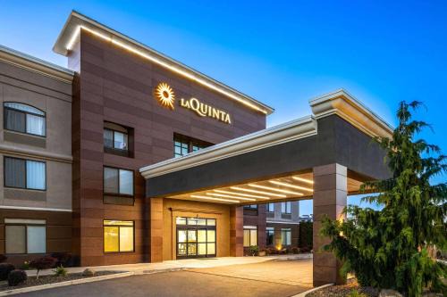 Tri-Cities Hotel | Pet-Friendly Getaway at La Quinta by Wyndham Kennewick