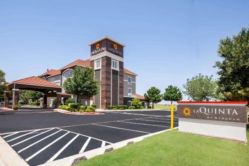 North by Northwest Hotel | Pet-Friendly Retreat at La Quinta by Wyndham Lubbock North