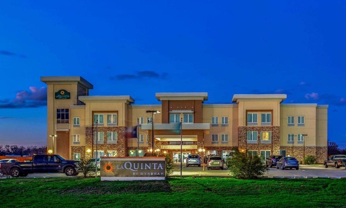 Luling Hotel | Pet-Friendly Retreat at La Quinta by Wyndham Luling