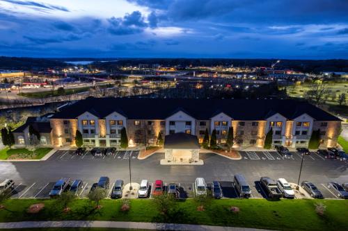 Delafield Hotel | Pet-Friendly Getaway at La Quinta by Wyndham Delafield