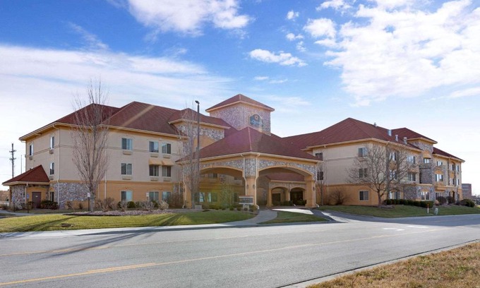 Olathe Hotel | Pet-Friendly Getaway at La Quinta by Wyndham Olathe
