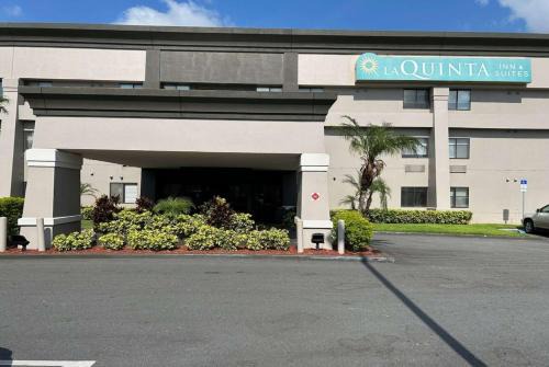 Orlando Hotel | Pet-Friendly Stay at La Quinta by Wyndham Orlando South