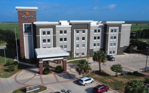 Pearsall Hotel | Discover La Quinta by Wyndham Pearsall: Pet-Friendly Comfort
