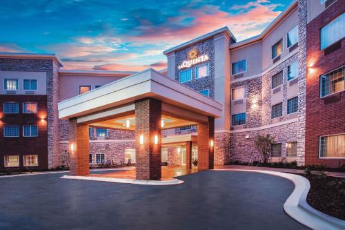 Woodbury Hotel | Pet-Friendly Retreat at La Quinta by Wyndham St. Paul-Woodbury