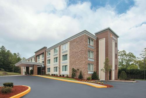 Fiskdale Hotel | Pet-Friendly Comfort at La Quinta by Wyndham Sturbridge