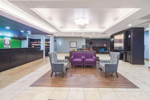 Tulsa Hotel | Comfortable Stay at La Quinta by Wyndham Tulsa Airport