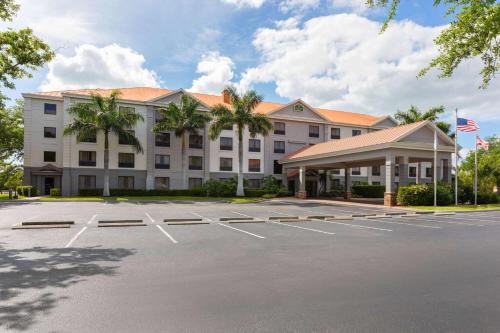 Bonita Shores Hotel | Relax at La Quinta by Wyndham Bonita Springs Naples North