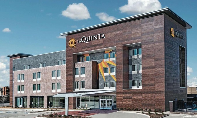 Grand Prairie Hotel | Pet-Friendly Retreat at La Quinta by Wyndham Dallas