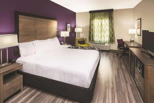 Milledgeville Hotel | Pet-Friendly Retreat at La Quinta by Wyndham Milledgeville