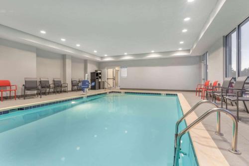 Bloomington Hotel | Pet-Friendly Retreat at La Quinta Inn, Bloomington