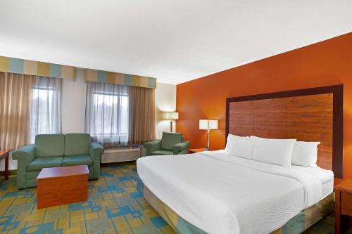 Auburn Hotel | Welcoming La Quinta Inn Auburn: Pet-Friendly & Family-Oriented