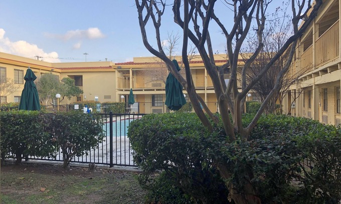 Parker Lane Hotel | Charming La Quinta Inn by Wyndham Austin with Pool & Pets