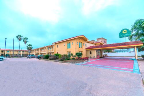 Clute Hotel | Budget-Friendly Stay at La Quinta Inn Clute Lake Jackson