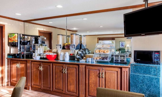 Southgate Hotel | Welcoming La Quinta Inn by Wyndham Detroit Southgate