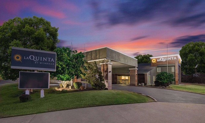 El Dorado Hotel | Inviting La Quinta Inn by Wyndham El Dorado - Pet Friendly