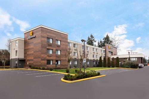 Paine Field-Lake Stickney Hotel | Pet-Friendly Oceanfront Getaway at La Quinta Inn Everett