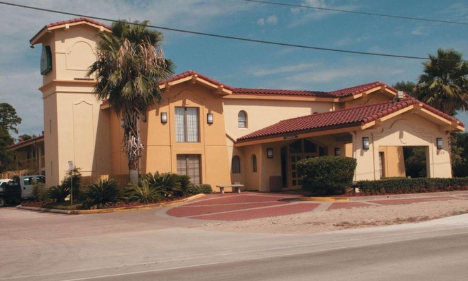 Lufkin Hotel | Welcoming La Quinta Inn by Wyndham Lufkin with Pool & Pets