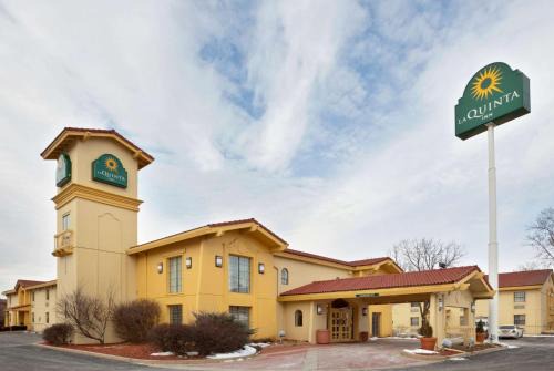 North Central Omaha Hotel | Budget-Friendly La Quinta Inn Omaha West with Pool & Breakfast