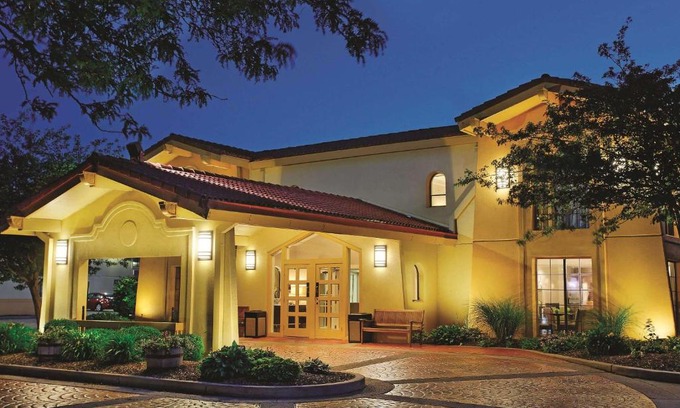 Champaign Hotel | Pet-Friendly Stay at La Quinta Inn by Wyndham Champaign