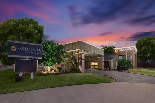 El Dorado Hotel | Pet-Friendly Comfort at La Quinta Inn by Wyndham El Dorado