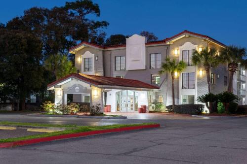 Northeast Pensacola Hotel | Budget-Friendly Stay at La Quinta Inn by Wyndham Pensacola