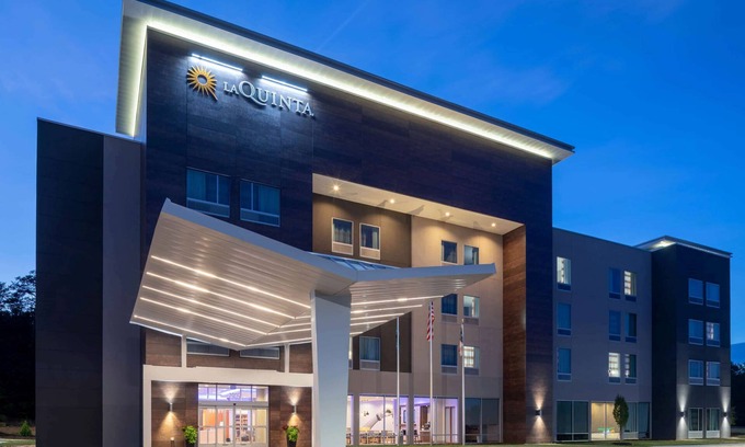 Greensboro Hotel | Pet-Friendly Retreat at La Quinta Inn & Suites Greensboro