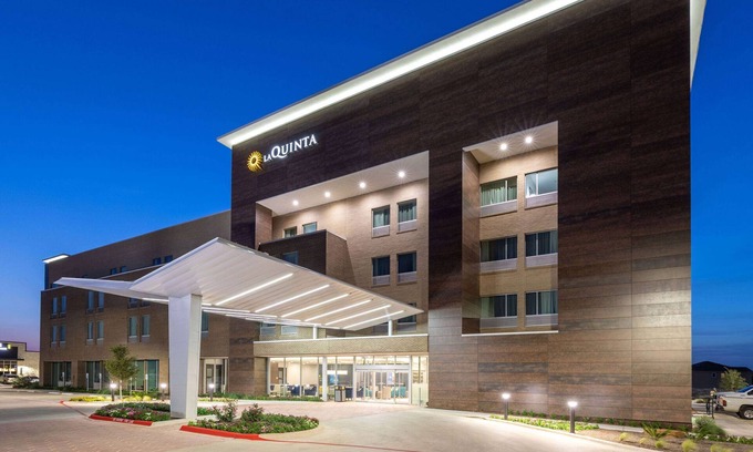Round Rock Hotel | Pet-Friendly La Quinta Inn & Suites Near Kalahari, 9.4 Rating