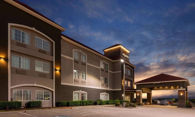 Bridgeport Hotel | Discover Pet-Friendly Comfort at La Quinta Inn & Suites