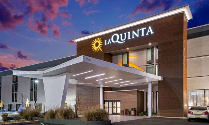 Columbus Hotel | Comfortable Stay at La Quinta Inn & Suites in Columbus, MS
