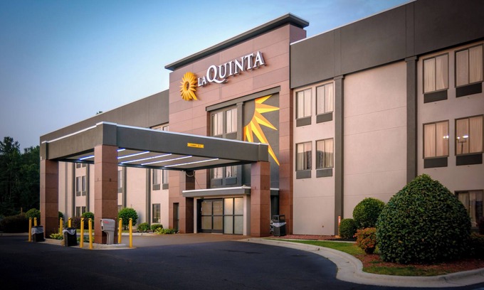 Cape Fear Hotel | Discover Comfort at La Quinta Inn & Suites Fayetteville I-95