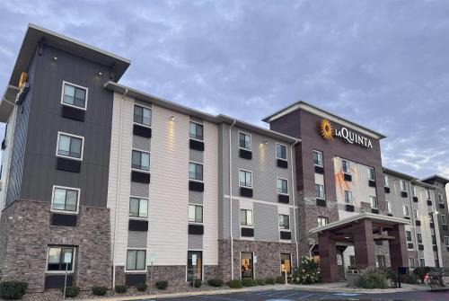 Greenville - Spartanburg Hotel | Pet-Friendly Midtown Suites in Greenville with Breakfast