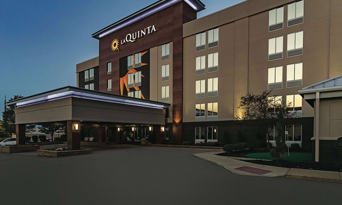 North Olmsted Hotel | Convenient Stays at La Quinta Inn & Suites Cleveland Airport