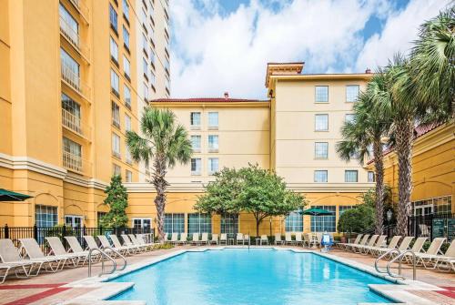 Downtown San Antonio Hotel | Pet-Friendly La Quinta Inn & Suites Near Riverwalk Attractions