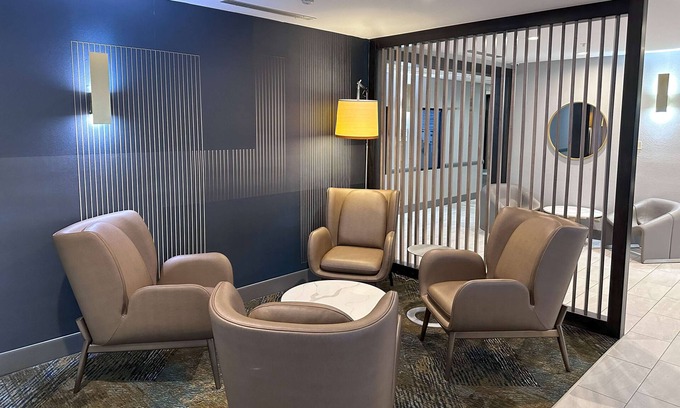 South Bend Hotel | Convenient La Quinta Inn & Suites with Pet-Friendly Perks