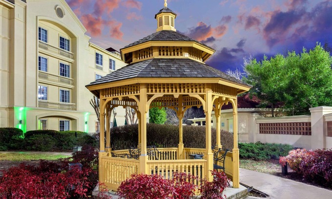 Hoover Hotel | Inviting La Quinta Inn & Suites: Pet-Friendly Stay in Hoover
