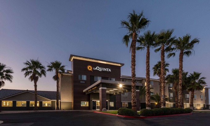 Sunrise Manor Hotel | Discover La Quinta Inn & Suites: Pool, Spa & Family Fun