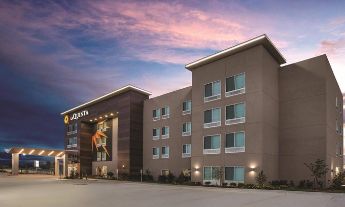 Lewisville Hotel | Pet-Friendly Hotel with Pool & Spa in Lewisville